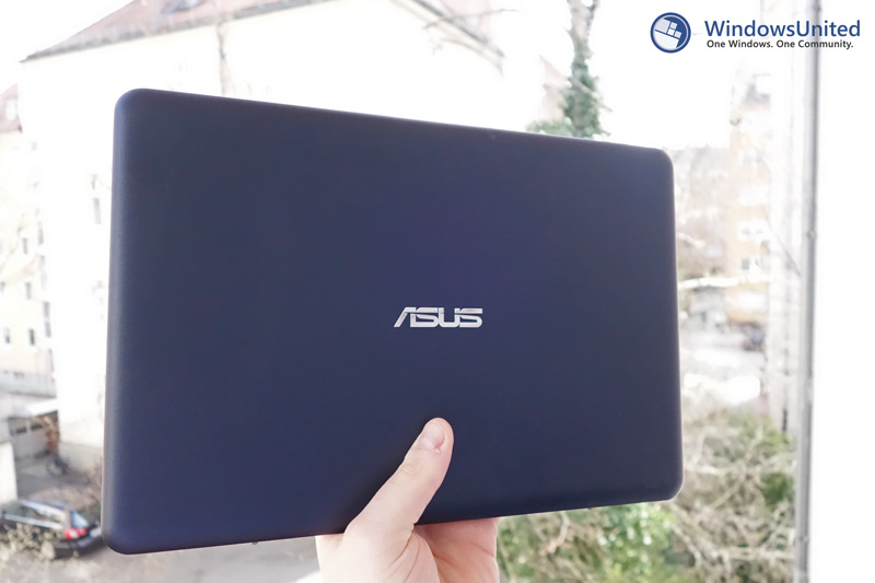 Asus-X205T-hand