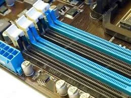 Farblich gepaarte RAM-Steckplätze auf einem Mainboard für den Dual-Channel-Betrieb