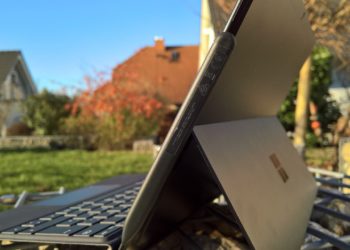 Surface Stift hängt an rechter Seite von Surface Pro X