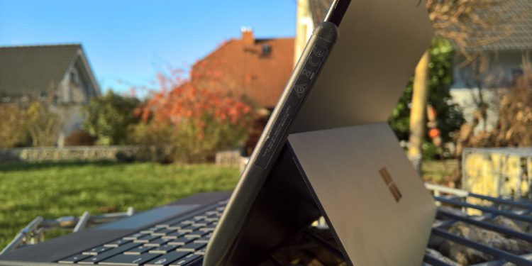 Surface Stift hängt an rechter Seite von Surface Pro X