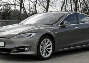 Tesla entfernt nach Weiterverkauf von Fahrzeug den Autopiloten