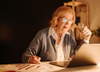 Bundesfamilienministerium Studie: Viele Menschen über 80 Jahre nutzen das Internet