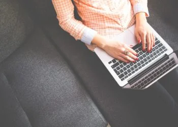 Sofa kaufen: Worauf es beim Onlinekauf wirklich ankommt