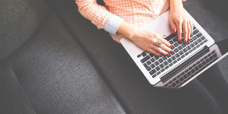 Sofa kaufen: Worauf es beim Onlinekauf wirklich ankommt